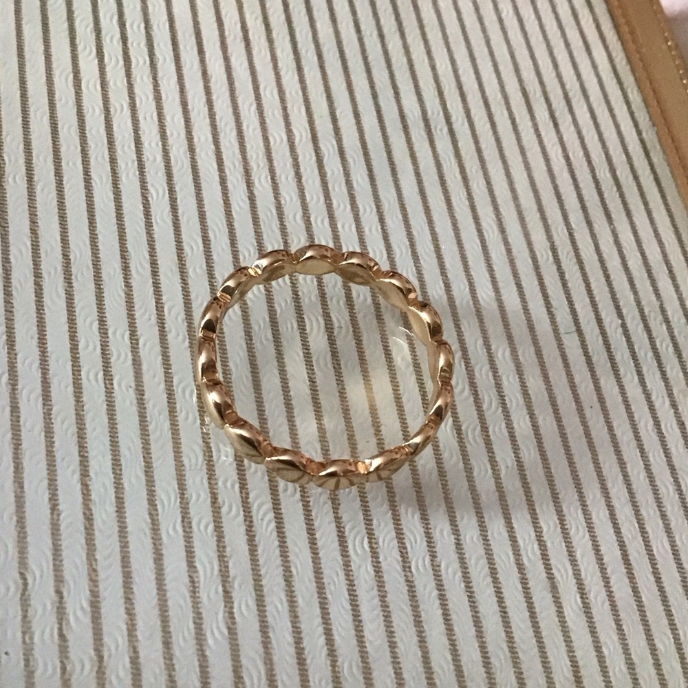 Elegant Gold Twisted Ring